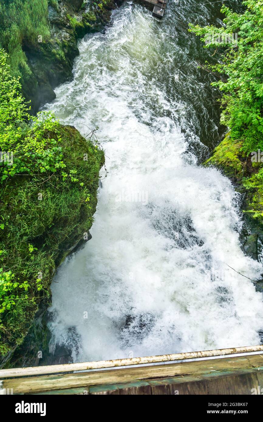 Wildwasser rauscht durch den unteren Teil der Tumwater Falls. Stockfoto