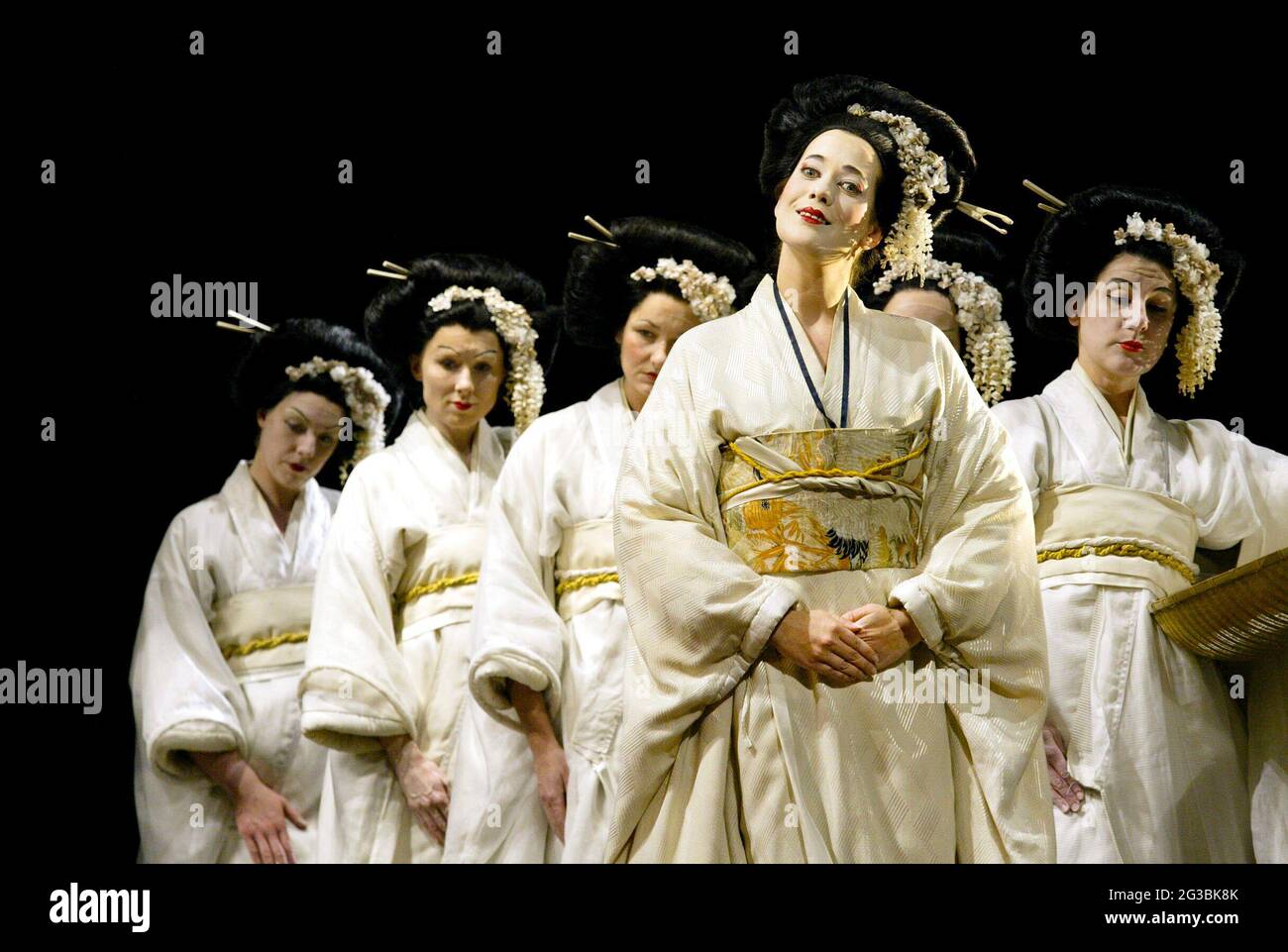 Julia Melinek (CIO-CIO-San / Madame Butterfly) in MADAME BUTTERFLY von Puccini an der English National Opera (ENO), London Coliseum, London WC2 11/05/2002 Musik: Giacomo Puccini Libretto: Luigi Illica und Giuseppe Giacosa Leitung: Noel Davies Gestaltung: Stefanos Lazaridis Originalbeleuchtung: Matthew Richardson Originalleitung: Graham Vick Revival-Regisseur: Ian Rutherford Stockfoto