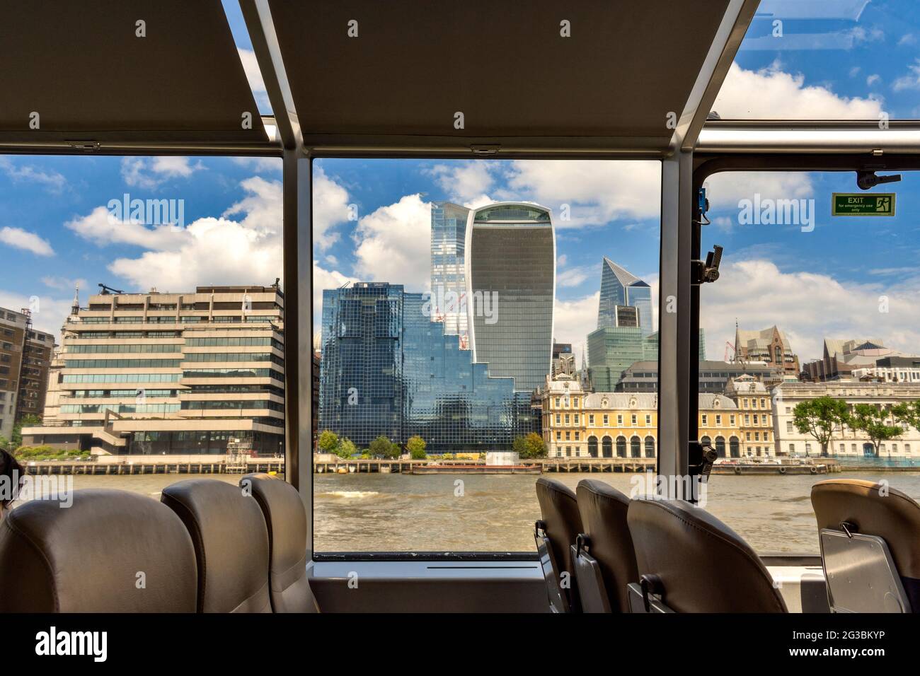 LONDON ENGLAND THEMSE-ZYKLON CLIPPER BLICK VOM INNEREN DES BOOTES AUF DEN WALKIE TALKIE-WOLKENKRATZER Stockfoto