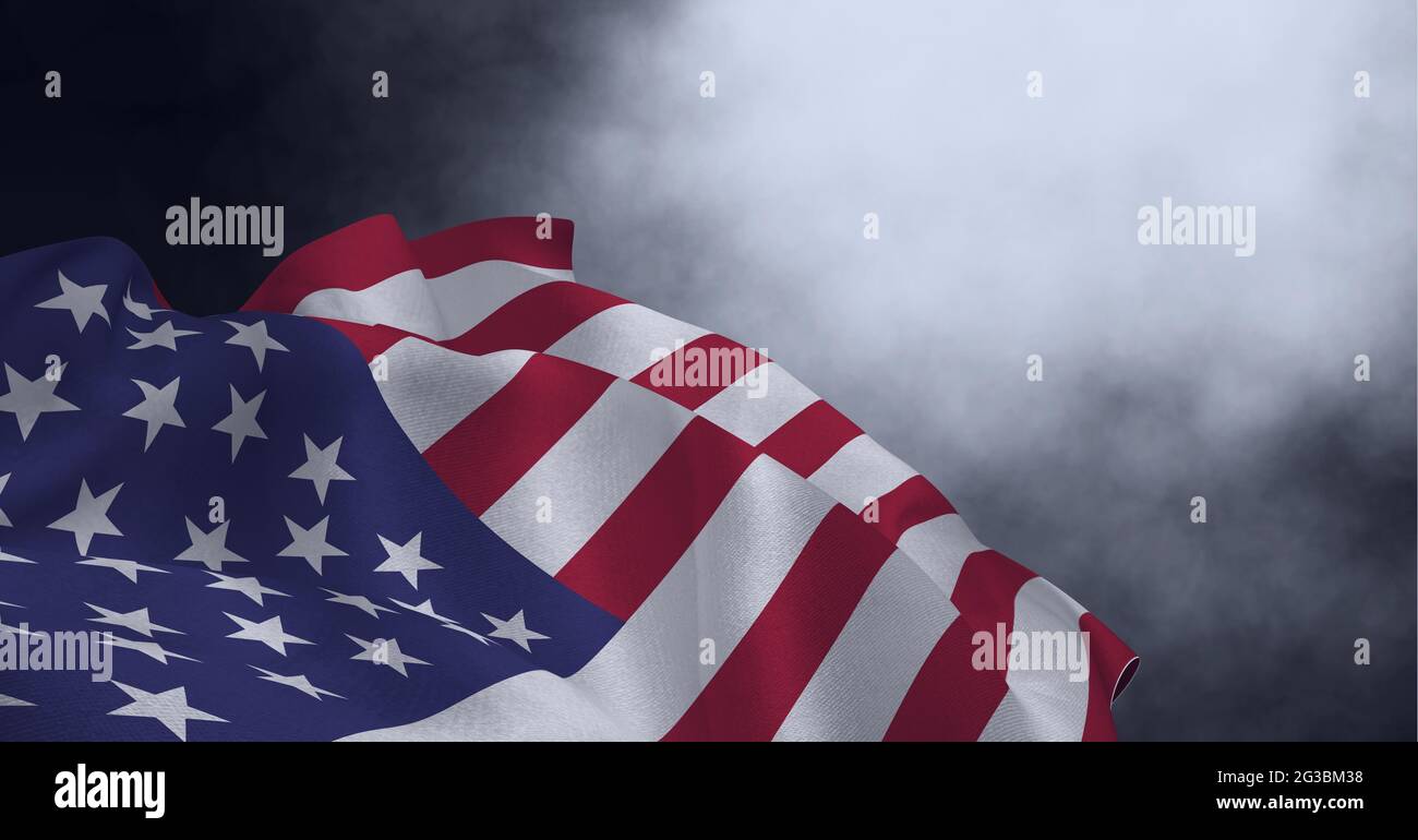 Komposition aus wehender amerikanischer Flagge und Rauch auf dunklem Hintergrund Stockfoto