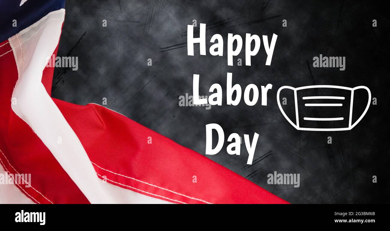Komposition von Text Happy Labor Day und Gesichtsmaske Symbol mit amerikanischer Flagge und Rauch auf schwarz Stockfoto
