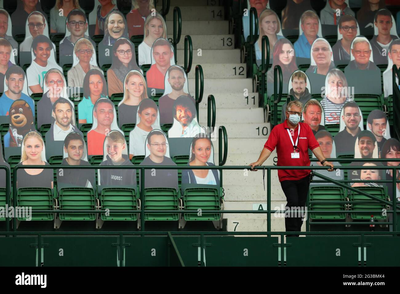 Halle, Deutschland. Juni 2021. Tennis: ATP Tour Singles, Herren, 1. Runde. Die Besucherstände aus Pappe zieren die leeren Reihen der 28. Noventi Open aufgrund der Corona-Pandemie und der daraus resultierenden begrenzten Anzahl von Menschen auf dem Center Court. Quelle: Friso Gentsch/dpa/Alamy Live News Stockfoto