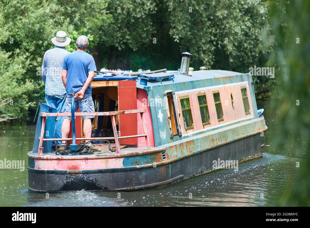 Fahren Sie an einem Sommertag auf dem Fluss Nene, England, in einem Kanalboot. Stockfoto