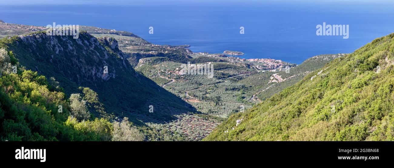 Panoramablick auf die Küstenstadt Kardamili im südlichen Peloponnes Griechenlands Stockfoto