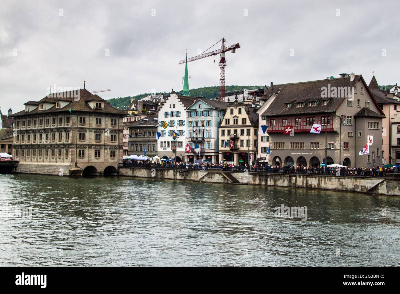 ZÜRICH - 28. APRIL: Blick auf eine Stadt am 28. April 2014 in Zürich, Schweiz. Zürich ist die größte Stadt der Schweiz und die Hauptstadt des Kantons Stockfoto