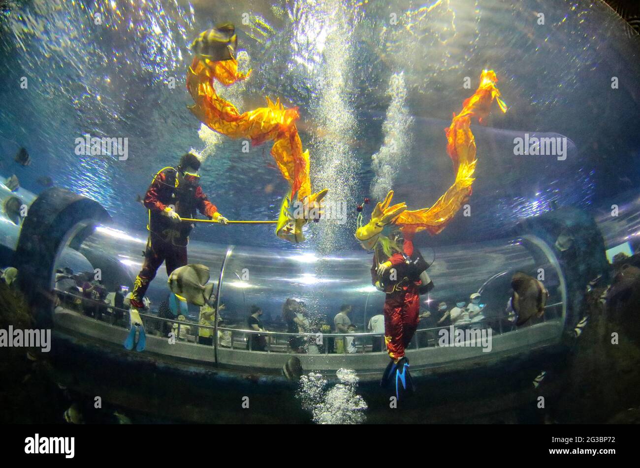 Am 13. Juni 2021 wird ein Drachentanz unter Wasser aufgeführt, um das traditionelle Drachenbootfest in Qinhuangdao, Hebei, China, zu feiern. (Foto: TPG/cnsphotos) (Foto: Top Photo/Sipa USA) Stockfoto