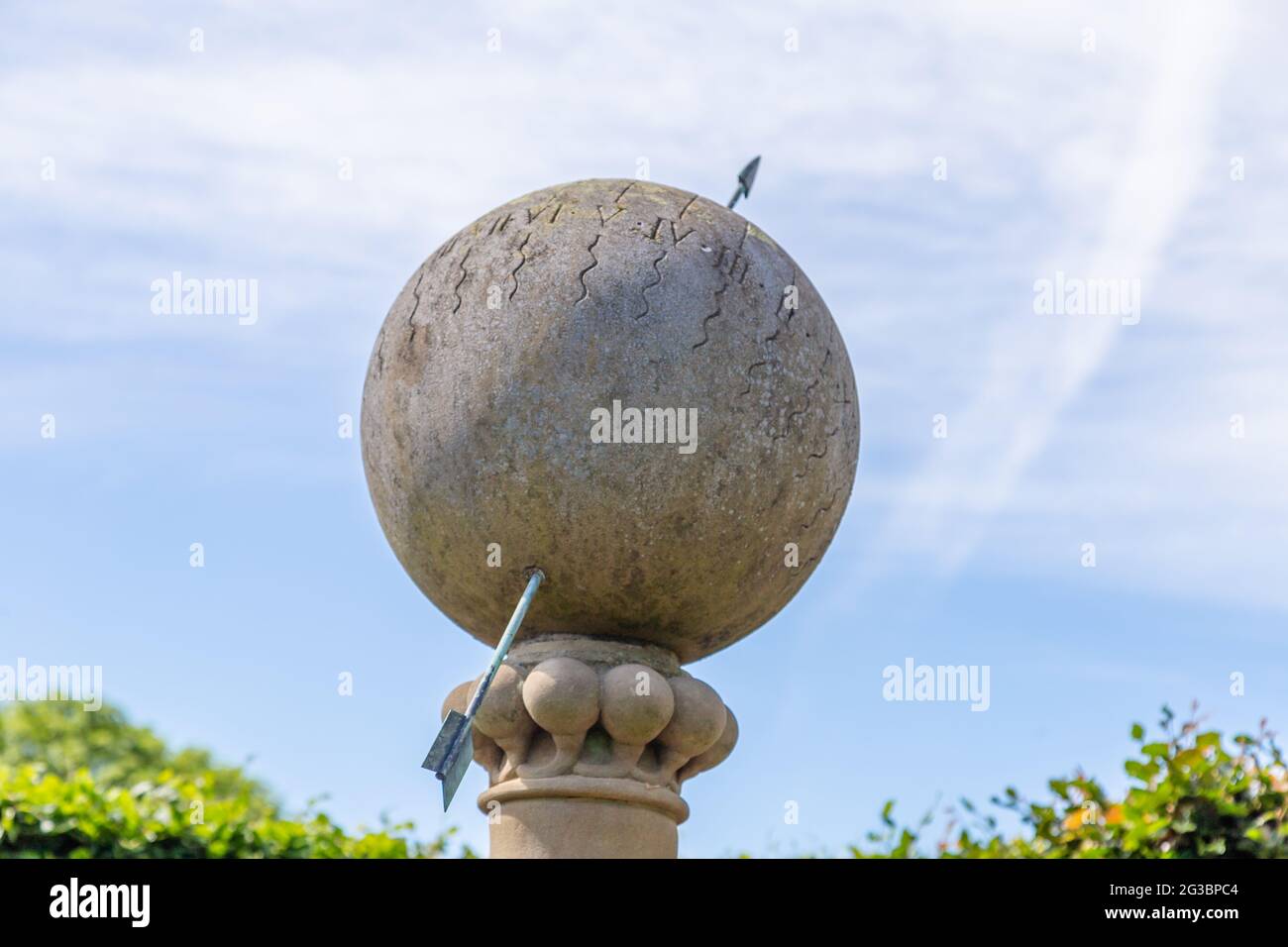 Eine armillare Sonnenuhr aus Stein im York Gate Garden, Leeds, England. Stockfoto