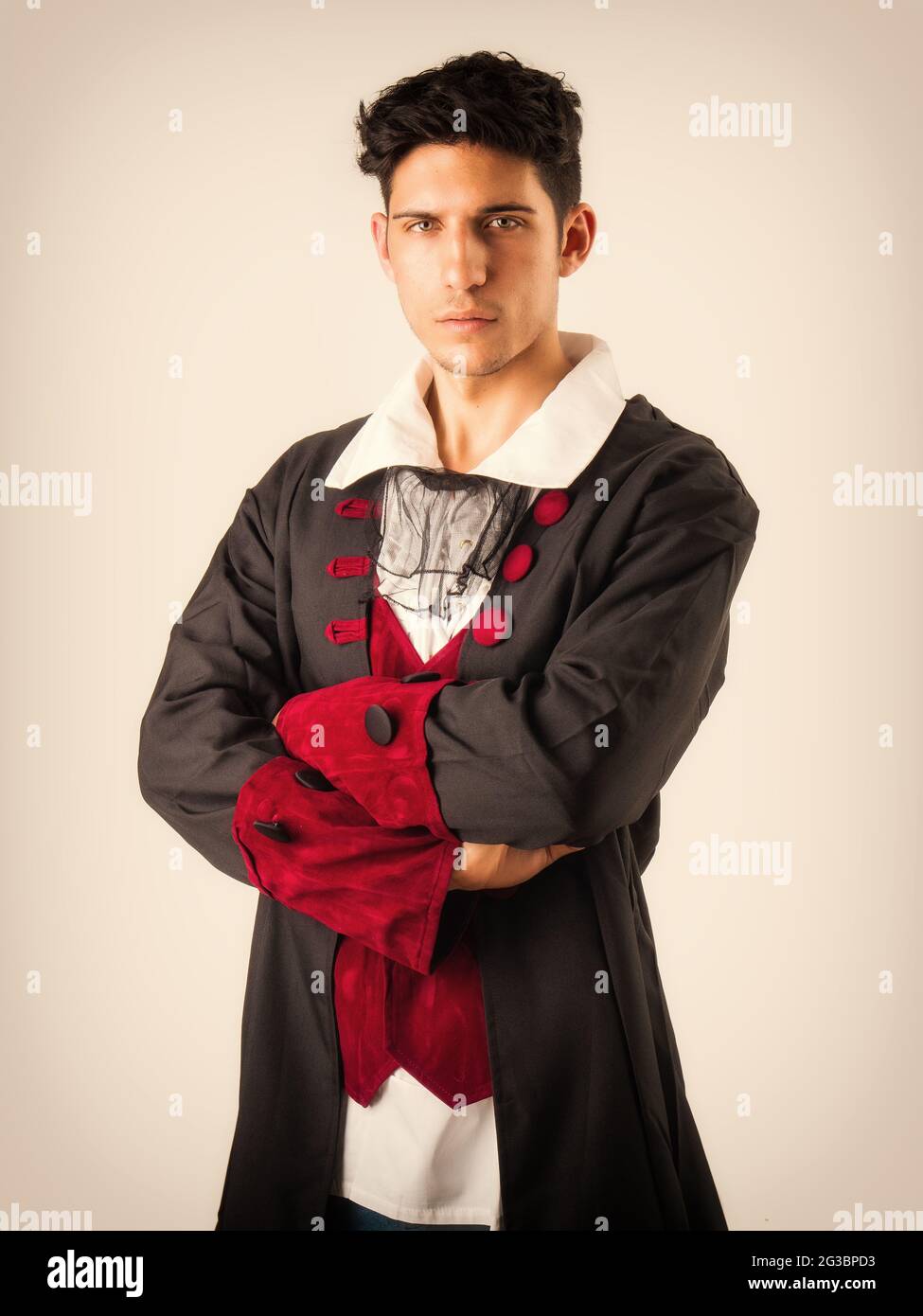 Junger Mann in altmodischem Gewand in Studioaufnahme Stockfoto