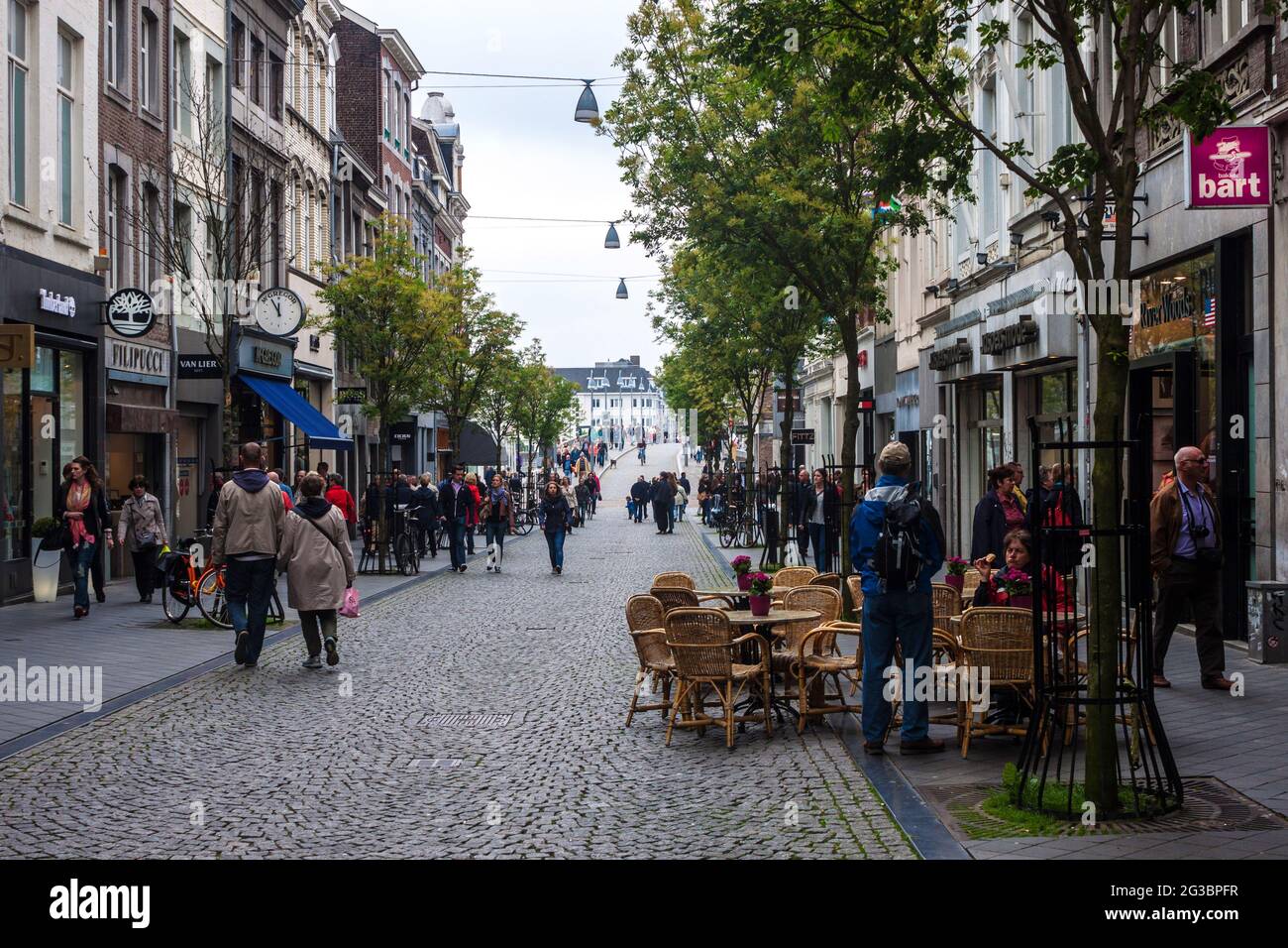 MAASTRICHT, 1. JUNI 2013: Nicht identifizierte Menschen gehen am 1. Juni in Maastricht, Niederlande, auf einer Straße. Maastricht ist als Geburtsort von Th bekannt geworden Stockfoto