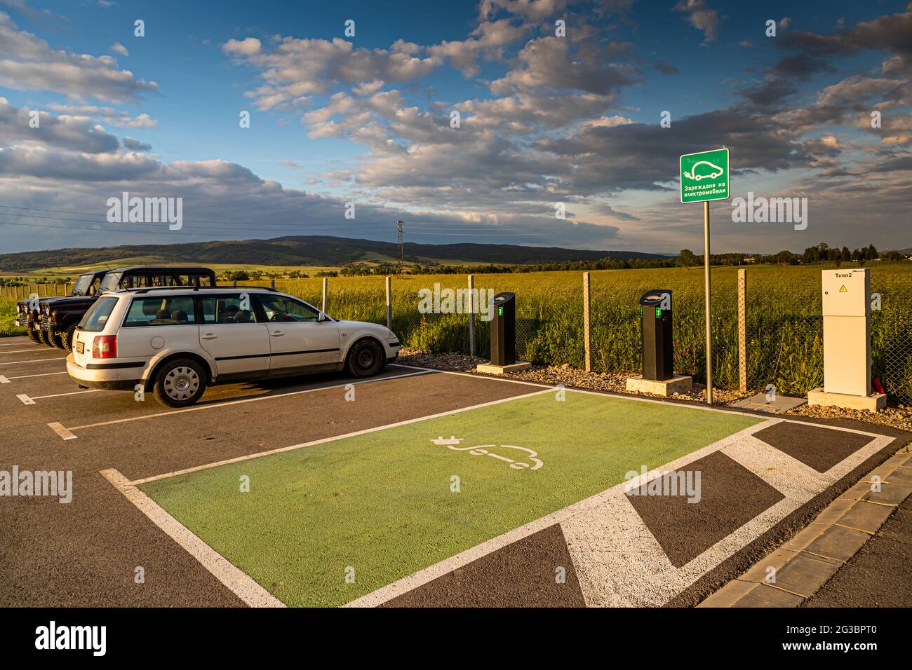 Laden von Elektroautos, Zeichen in kyrillischen Buchstaben in Samokov, Bulgarien Stockfoto