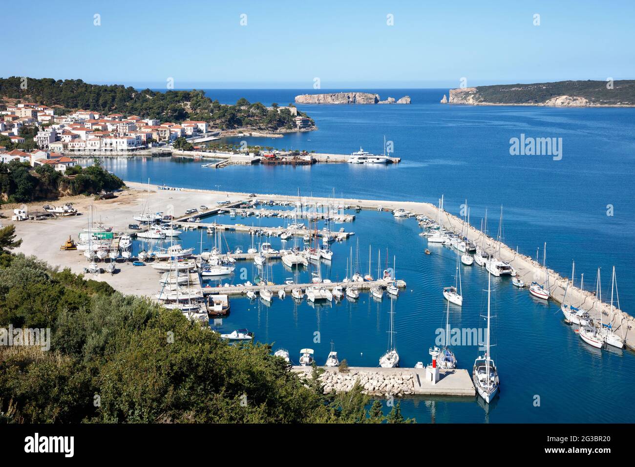 Die Marina in Pylos in der Navarino Bay auf dem Peloponnes von Griechenland Stockfoto