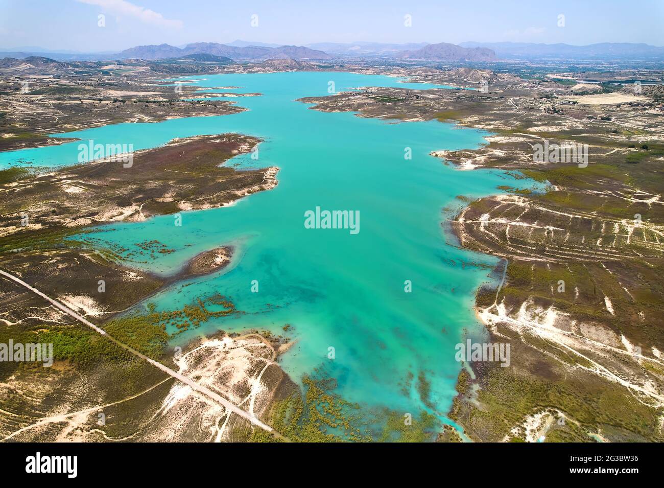 Drohne Sicht Embalse de La Pedrera Stausee großer türkisfarbener See, der als Wasserquelle genutzt wird, keine Menschen, sonniger Sommertag. Orihuela Stockfoto