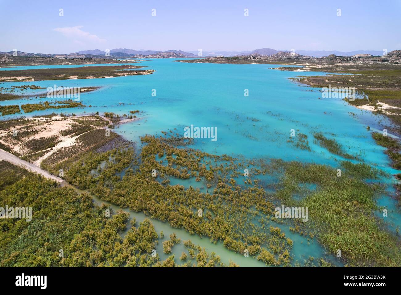 Drohne Sicht Embalse de La Pedrera Stausee großer türkisfarbener See und Sumpf, sonniger Sommertag. Orihuela, Costa Blanca, Spanien Stockfoto