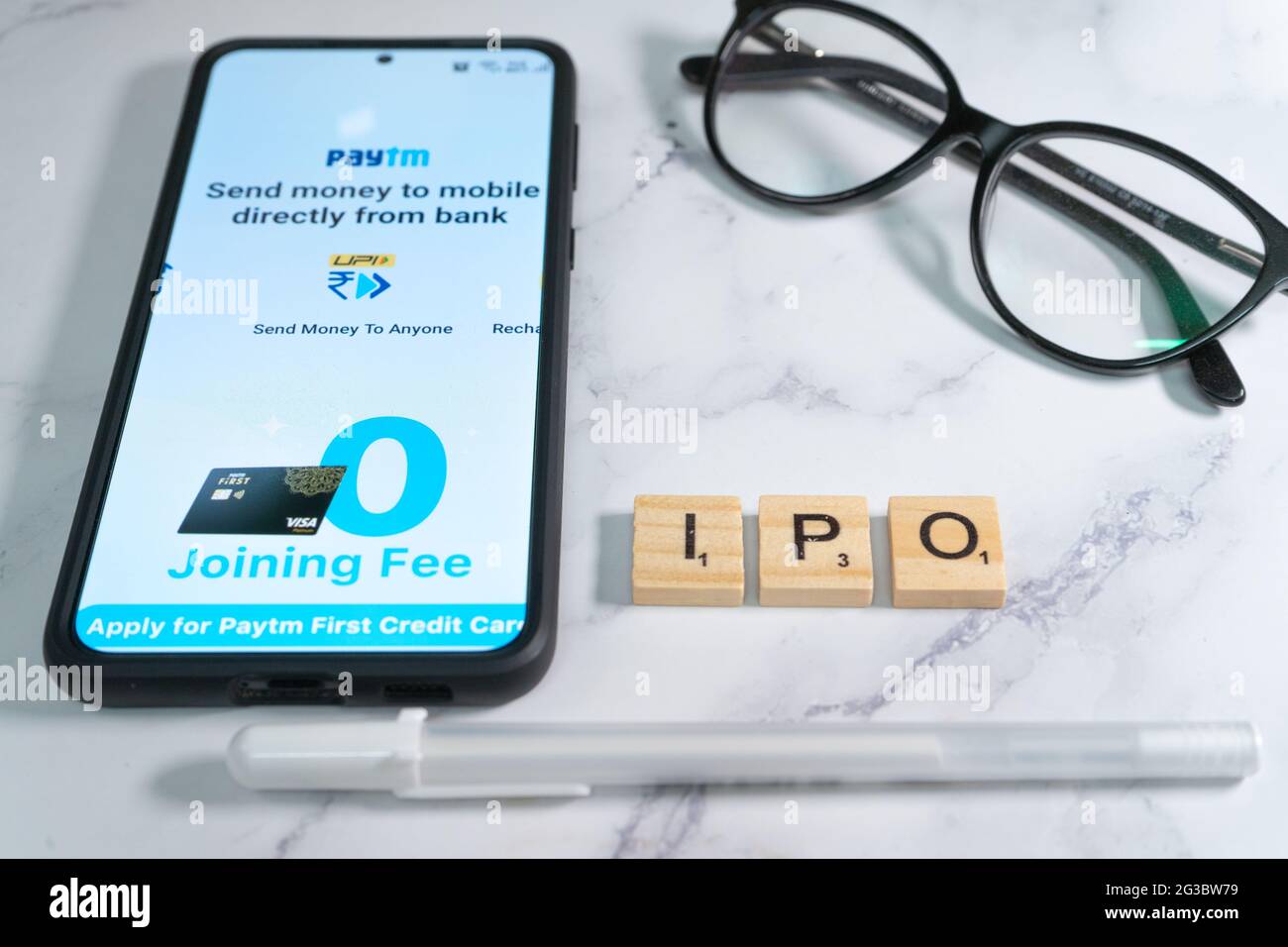 Paytm Logo Bildschirm Auf Handy Mit Stift Und Brille In Der Nahe Platziert Zeigt Den Borsengang Des Indischen Startup Einhorn Decacorn Payment Services Stockfotografie Alamy