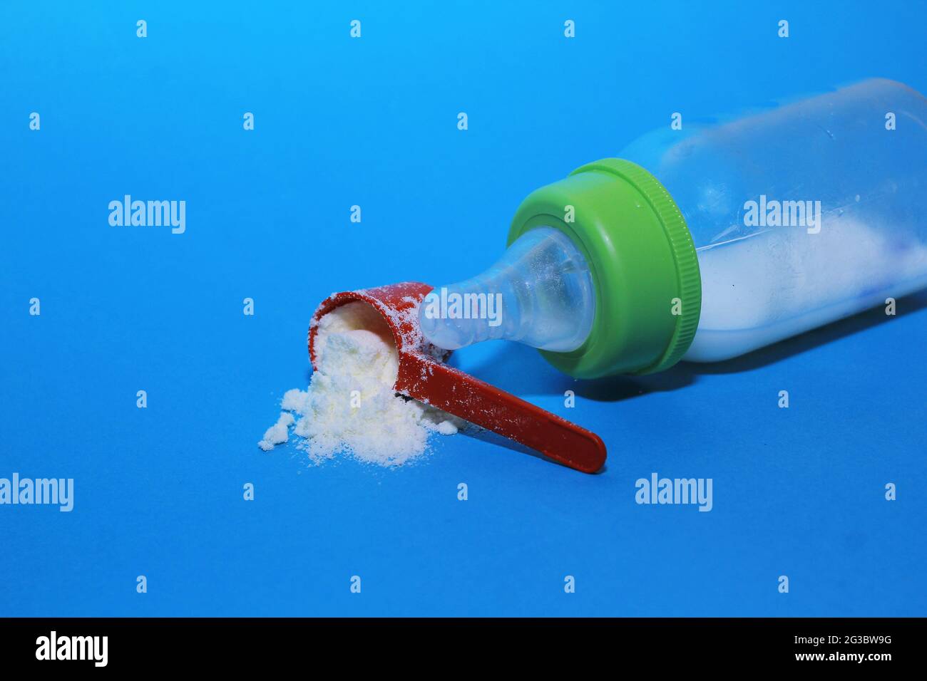 Sichtbar ist das Milchpulver, das zusammen mit einem Sauger aus dem Löffel verschüttet wurde Stockfoto