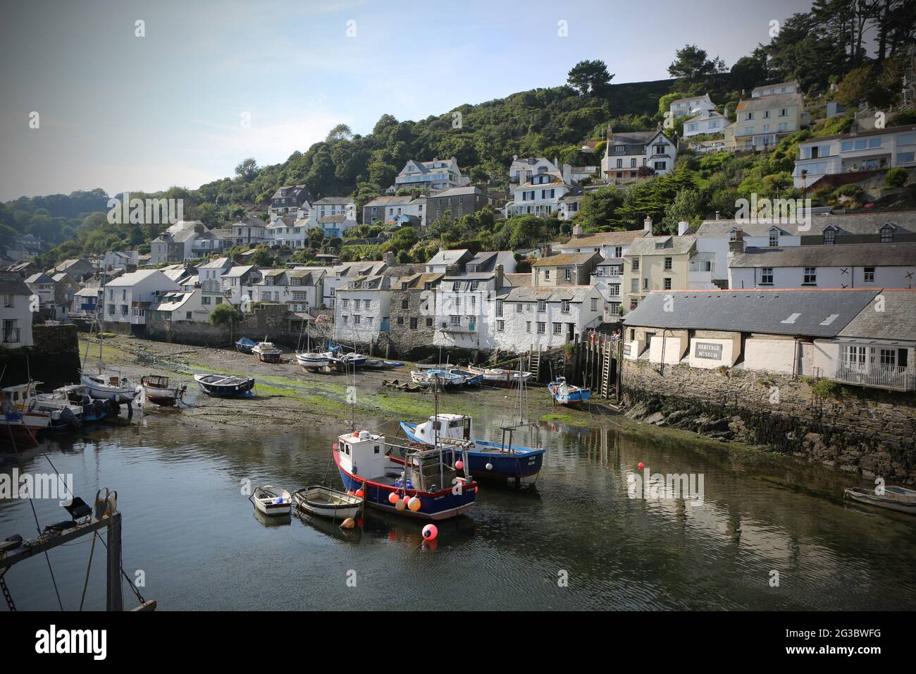 Das kleine malerische Fischerdorf und Hafenstadt Polperro im Süden von Cornwall. Da die Coronavirus-Pandemie weiter anhält und mehr Menschen entscheiden sich dafür Stockfoto