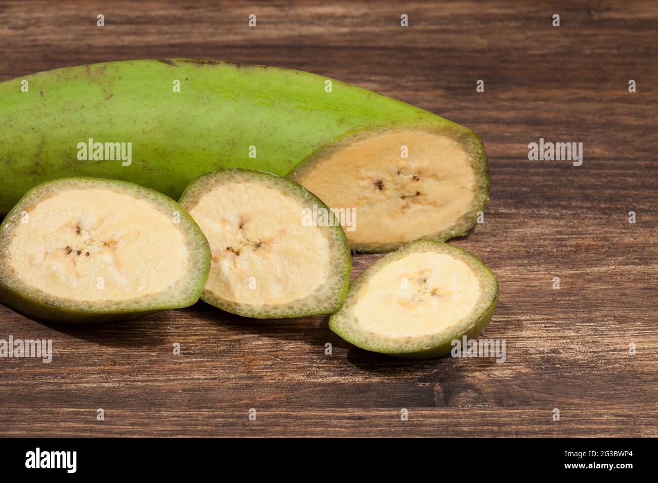 Musa paradisiaca - Grüne Banane EIN natürliches Superfood Stockfoto