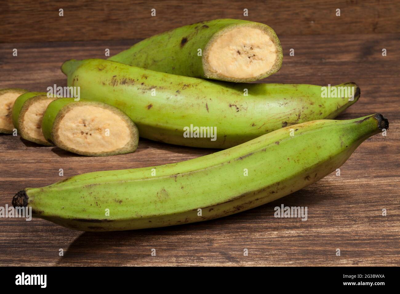 Musa paradisiaca - Grüne Banane EIN natürliches Superfood Stockfoto