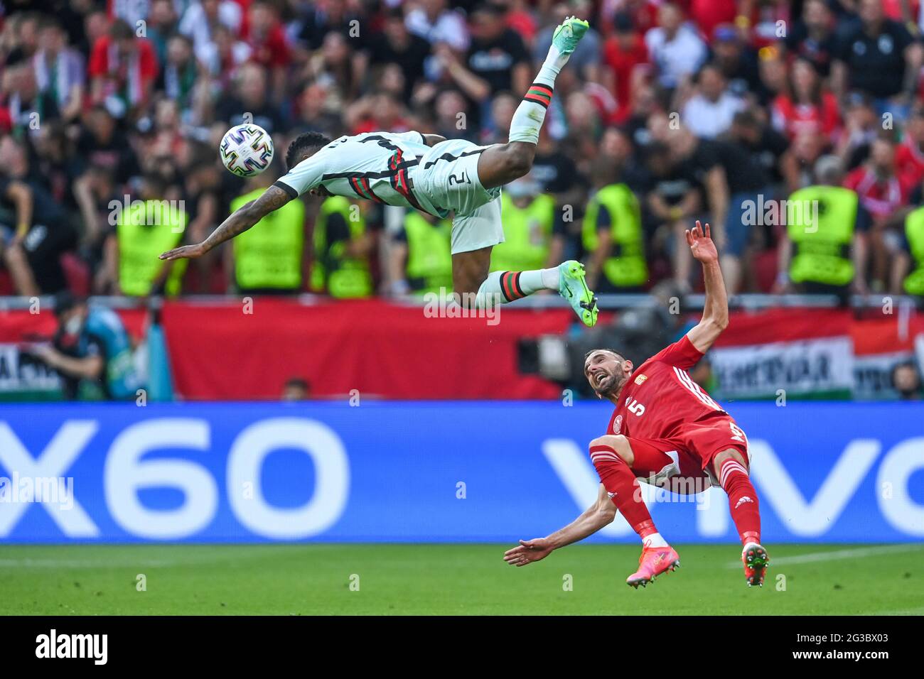 15. Juni 2021, Ungarn, Budapest: Fußball: Europameisterschaft, Ungarn - Portugal, Vorrunde, Gruppe F, Matchday 1 in der Puskás Arena. Portugals Nelson Semedo (l) und Ungarns Tamas Cseri kämpfen um den Ball. Wichtig: Nur für redaktionelle Zwecke. Ohne vorherige schriftliche Genehmigung der UEFA nicht für kommerzielle oder Marketingzwecke verwendet. Bilder müssen als Standbilder erscheinen und dürfen keine Matchaction-Videoaufnahmen emulieren. Fotos, die in Online-Publikationen veröffentlicht werden (ob über das Internet oder anderweitig), müssen zwischen der Veröffentlichung mindestens 20 Sekunden lang liegen. Quelle: dpa picture allia Stockfoto 15. Juni 2021, Ungarn, Budapest: Fußball: Europameisterschaft, Ungarn - Portugal, Vorrunde, Gruppe F, Matchday 1 in der Puskás Arena. Portugals Nelson Semedo (l) und Ungarns Tamas Cseri kämpfen um den Ball. Wichtig: Nur für redaktionelle Zwecke. Ohne vorherige schriftliche Genehmigung der UEFA nicht für kommerzielle oder Marketingzwecke verwendet. Bilder müssen als Standbilder erscheinen und dürfen keine Matchaction-Videoaufnahmen emulieren. Fotos, die in Online-Publikationen veröffentlicht werden (ob über das Internet oder anderweitig), müssen zwischen der Veröffentlichung mindestens 20 Sekunden lang liegen. Quelle: dpa picture allia Stockfoto