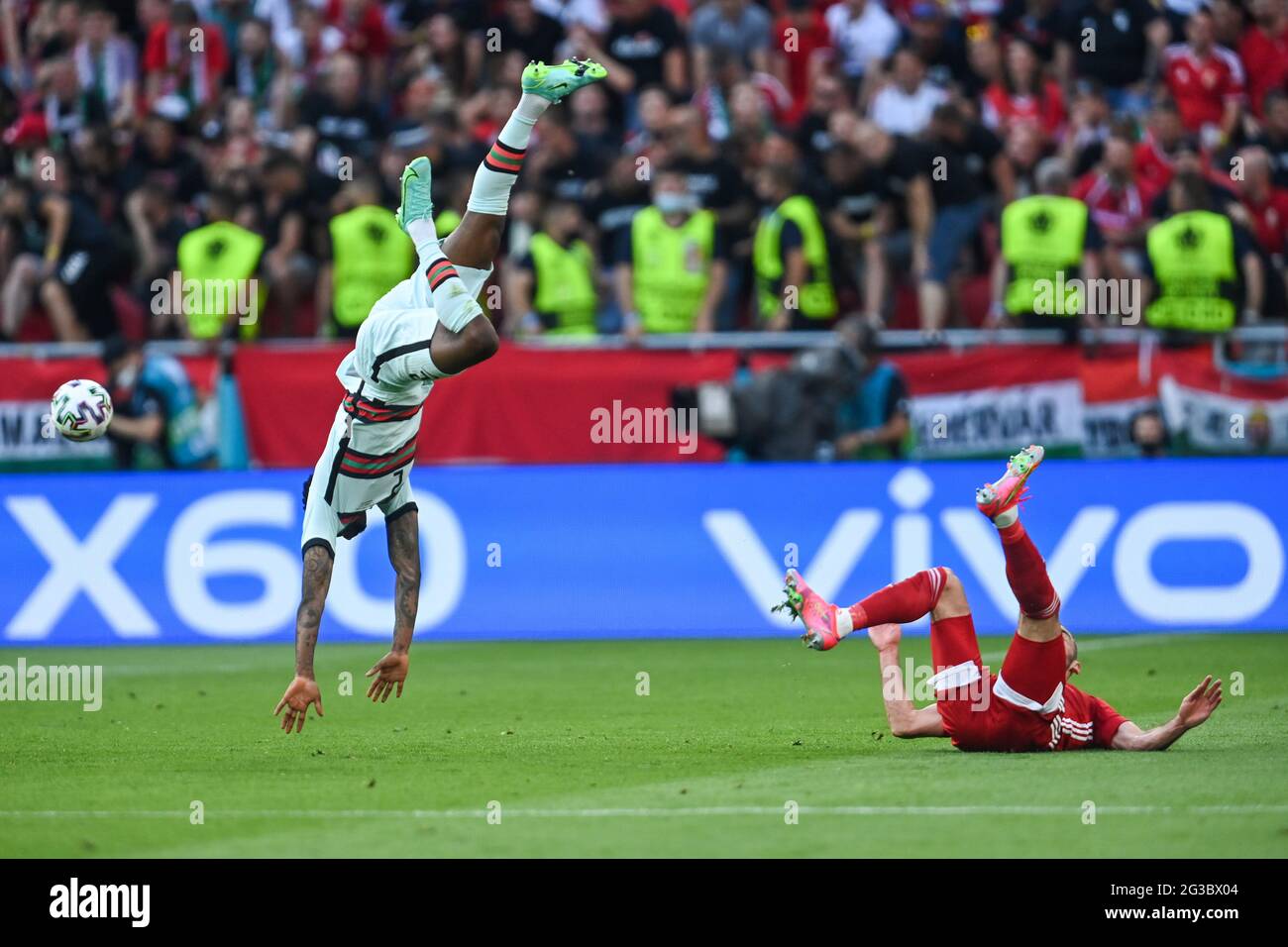 15. Juni 2021, Ungarn, Budapest: Fußball: Europameisterschaft, Ungarn - Portugal, Vorrunde, Gruppe F, Matchday 1 in der Puskás Arena. Portugals Nelson Semedo (l) und Ungarns Tamas Cseri kämpfen um den Ball. Wichtig: Nur für redaktionelle Zwecke. Ohne vorherige schriftliche Genehmigung der UEFA nicht für kommerzielle oder Marketingzwecke verwendet. Bilder müssen als Standbilder erscheinen und dürfen keine Matchaction-Videoaufnahmen emulieren. Fotos, die in Online-Publikationen veröffentlicht werden (ob über das Internet oder anderweitig), müssen zwischen der Veröffentlichung mindestens 20 Sekunden lang liegen. Quelle: dpa picture allia Stockfoto 15. Juni 2021, Ungarn, Budapest: Fußball: Europameisterschaft, Ungarn - Portugal, Vorrunde, Gruppe F, Matchday 1 in der Puskás Arena. Portugals Nelson Semedo (l) und Ungarns Tamas Cseri kämpfen um den Ball. Wichtig: Nur für redaktionelle Zwecke. Ohne vorherige schriftliche Genehmigung der UEFA nicht für kommerzielle oder Marketingzwecke verwendet. Bilder müssen als Standbilder erscheinen und dürfen keine Matchaction-Videoaufnahmen emulieren. Fotos, die in Online-Publikationen veröffentlicht werden (ob über das Internet oder anderweitig), müssen zwischen der Veröffentlichung mindestens 20 Sekunden lang liegen. Quelle: dpa picture allia Stockfoto