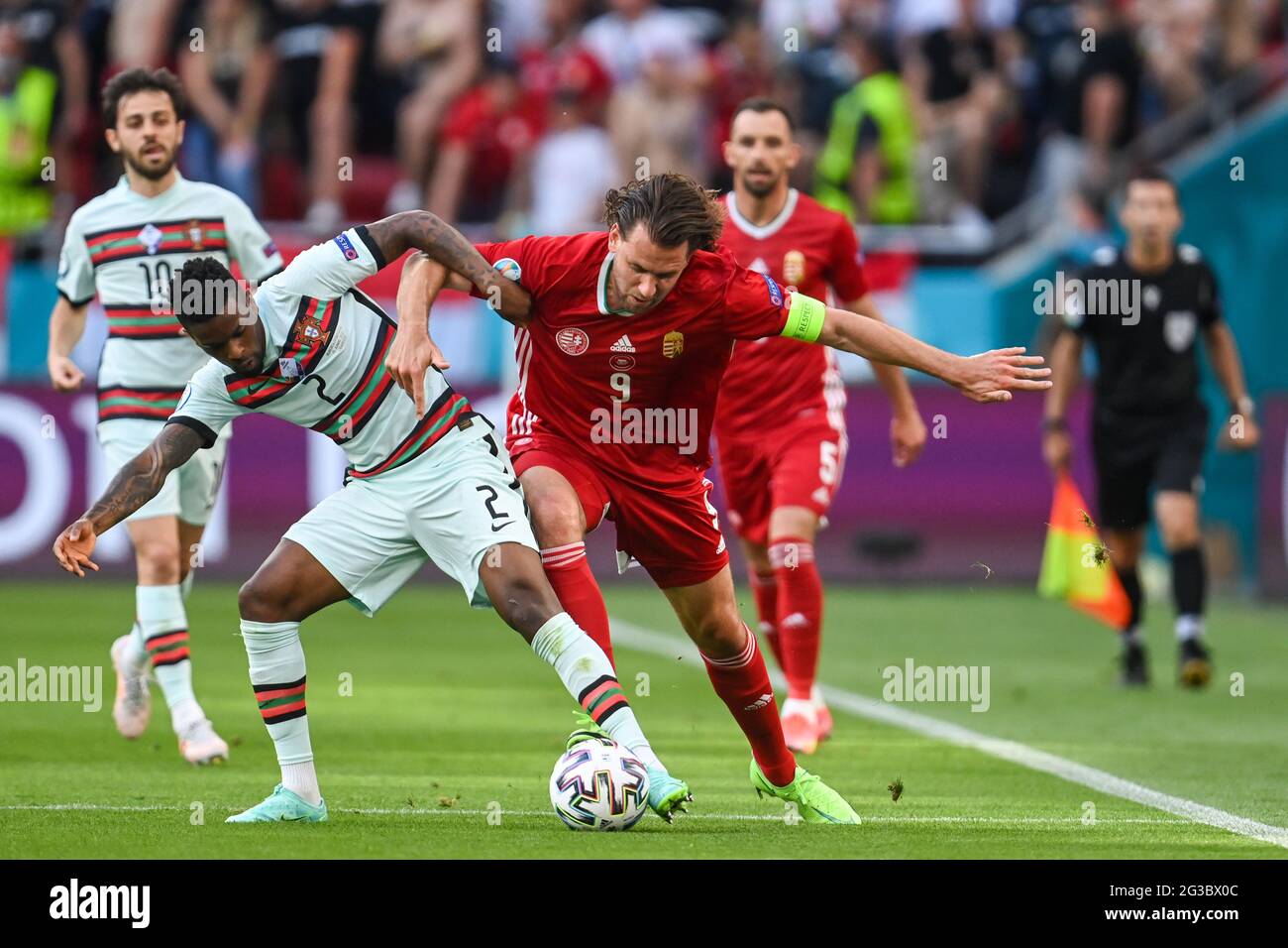 15. Juni 2021, Ungarn, Budapest: Fußball: Europameisterschaft, Ungarn - Portugal, Vorrunde, Gruppe F, Matchday 1 in der Puskás Arena. Der portugiesische Nelson Semedo (l.) und der ungarische Adam Szalai kämpfen um den Ball. Wichtig: Nur für redaktionelle Zwecke. Ohne vorherige schriftliche Genehmigung der UEFA nicht für kommerzielle oder Marketingzwecke verwendet. Bilder müssen als Standbilder erscheinen und dürfen keine Matchaction-Videoaufnahmen emulieren. Fotos, die in Online-Publikationen veröffentlicht werden (ob über das Internet oder anderweitig), müssen zwischen der Veröffentlichung mindestens 20 Sekunden lang liegen. Quelle: dpa picture allia Stockfoto 15. Juni 2021, Ungarn, Budapest: Fußball: Europameisterschaft, Ungarn - Portugal, Vorrunde, Gruppe F, Matchday 1 in der Puskás Arena. Der portugiesische Nelson Semedo (l.) und der ungarische Adam Szalai kämpfen um den Ball. Wichtig: Nur für redaktionelle Zwecke. Ohne vorherige schriftliche Genehmigung der UEFA nicht für kommerzielle oder Marketingzwecke verwendet. Bilder müssen als Standbilder erscheinen und dürfen keine Matchaction-Videoaufnahmen emulieren. Fotos, die in Online-Publikationen veröffentlicht werden (ob über das Internet oder anderweitig), müssen zwischen der Veröffentlichung mindestens 20 Sekunden lang liegen. Quelle: dpa picture allia Stockfoto