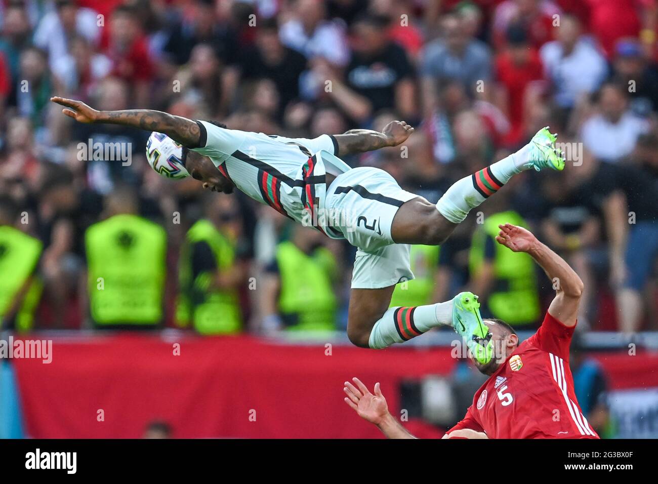 15. Juni 2021, Ungarn, Budapest: Fußball: Europameisterschaft, Ungarn - Portugal, Vorrunde, Gruppe F, Matchday 1 in der Puskás Arena. Portugals Nelson Semedo (l) und Ungarns Tamas Cseri kämpfen um den Ball. Wichtig: Nur für redaktionelle Zwecke. Ohne vorherige schriftliche Genehmigung der UEFA nicht für kommerzielle oder Marketingzwecke verwendet. Bilder müssen als Standbilder erscheinen und dürfen keine Matchaction-Videoaufnahmen emulieren. Fotos, die in Online-Publikationen veröffentlicht werden (ob über das Internet oder anderweitig), müssen zwischen der Veröffentlichung mindestens 20 Sekunden lang liegen. Quelle: dpa picture allia Stockfoto 15. Juni 2021, Ungarn, Budapest: Fußball: Europameisterschaft, Ungarn - Portugal, Vorrunde, Gruppe F, Matchday 1 in der Puskás Arena. Portugals Nelson Semedo (l) und Ungarns Tamas Cseri kämpfen um den Ball. Wichtig: Nur für redaktionelle Zwecke. Ohne vorherige schriftliche Genehmigung der UEFA nicht für kommerzielle oder Marketingzwecke verwendet. Bilder müssen als Standbilder erscheinen und dürfen keine Matchaction-Videoaufnahmen emulieren. Fotos, die in Online-Publikationen veröffentlicht werden (ob über das Internet oder anderweitig), müssen zwischen der Veröffentlichung mindestens 20 Sekunden lang liegen. Quelle: dpa picture allia Stockfoto