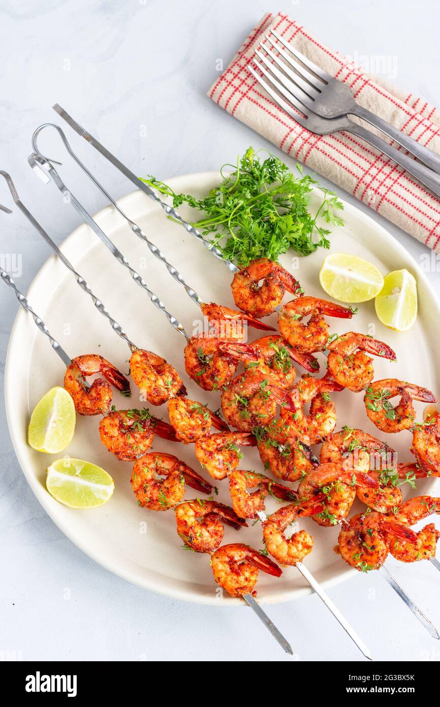 Grillen Sie gegrillte Garnelenspieße mit Cilantro und Zitrone Stockfoto