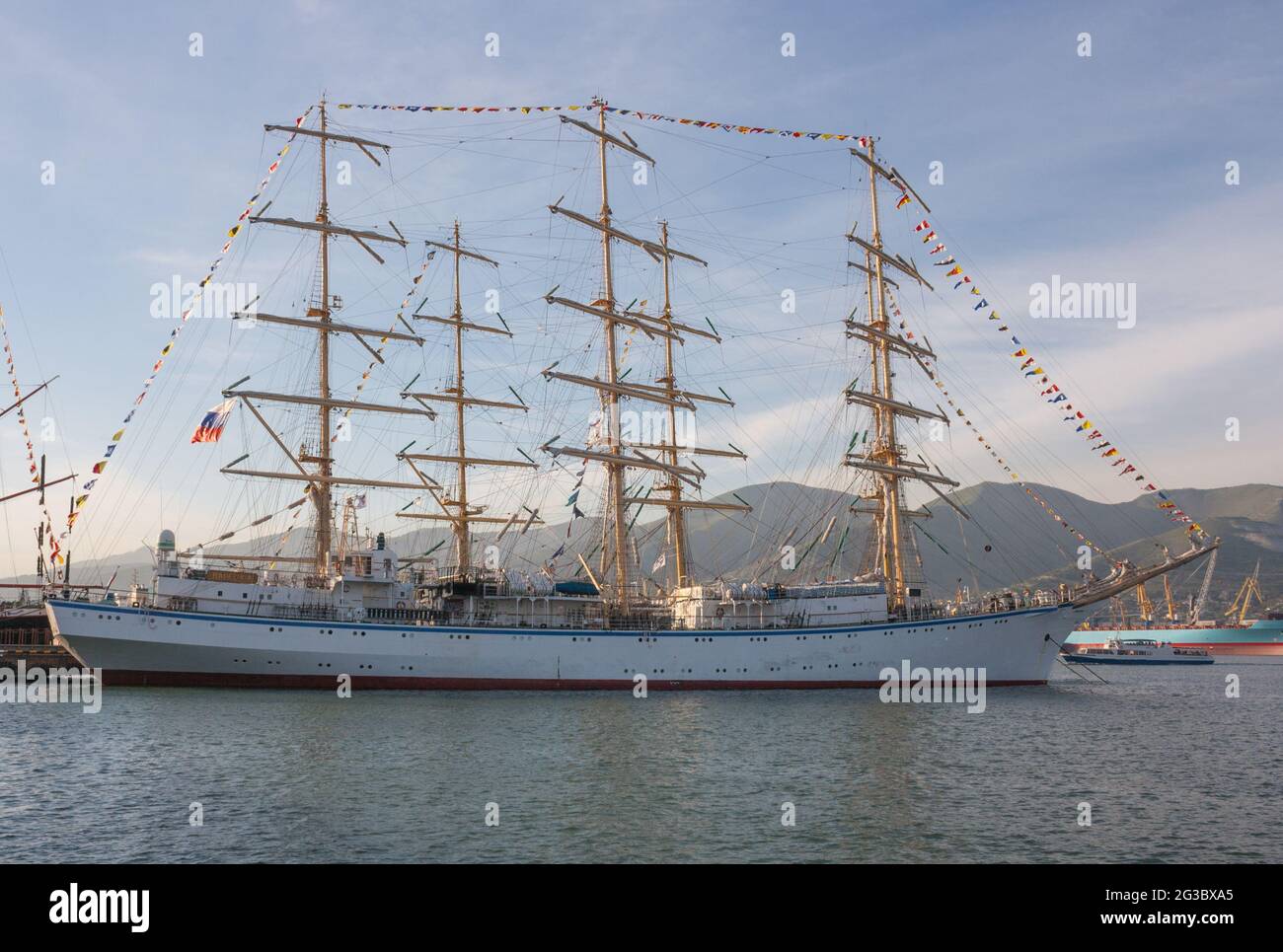 Großes Segelschiff mit drei Masten Stockfotografie - Alamy