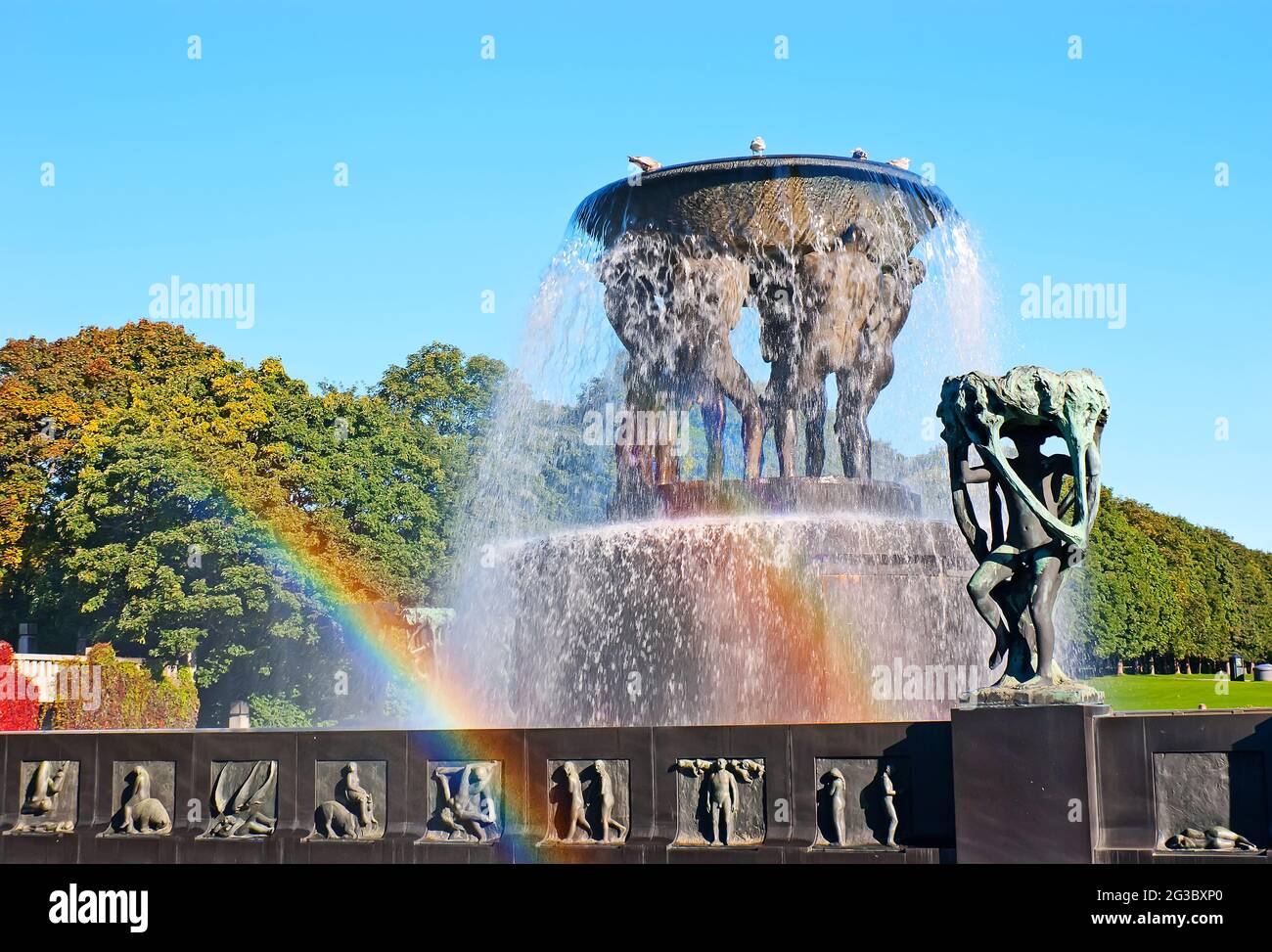 Genießen Sie den farbenfrohen doppelten Regenbogen vor dem bronzenen Vigeland-Brunnen im Frogner Park, Oslo, Norwegen Stockfoto