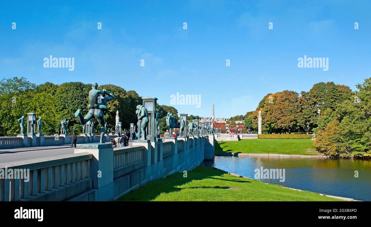 Panorama mit der Skulpturenbrücke über den Sognsvann See und dem hohen Granitmonolith von Vigeland Installation im Hintergrund, Frogner Park, OS Stockfoto