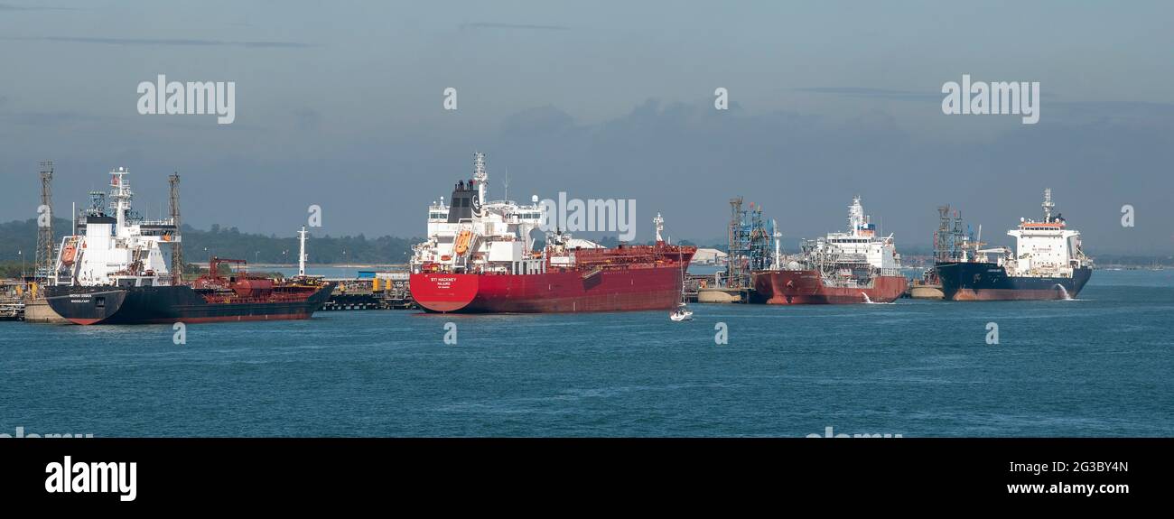 Fawley, Hampshire, England, Großbritannien. 2021. Tanker in der Raffinerie Fawley auf Southampton Water, England, Großbritannien. Stockfoto