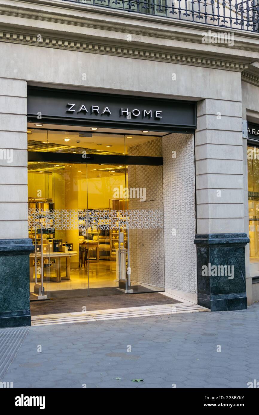 Barcelona, Spanien - 11. Mai 2021. Logo und Fassade von Zara Home, einer Kette der Inditex-Gruppe, die sich auf Mode und Dekoration spezialisiert hat Stockfoto