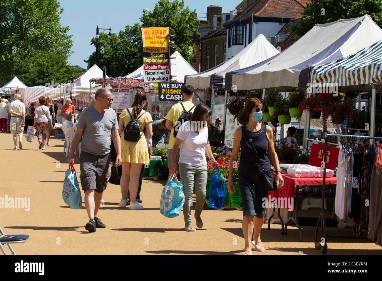 Menschen, die in Epping Market, Epping Essex einkaufen, Stockfoto