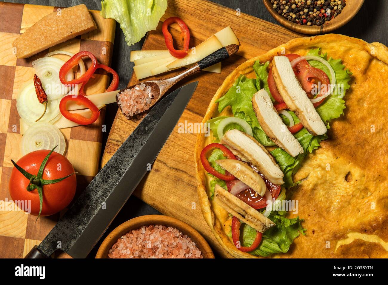 Eieromelett mit Gemüse, Käse und gegrilltem Hähnchen. Keto-Diät. Protein für Sportler. Grillsaison. Stockfoto