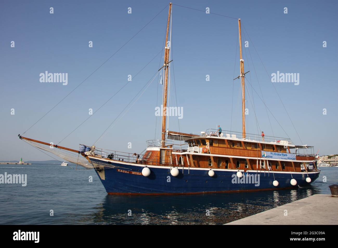 Touristenyacht, die am Morgen eines schönen klaren Sommertages den Hafen von Split verlassen hat Stockfoto