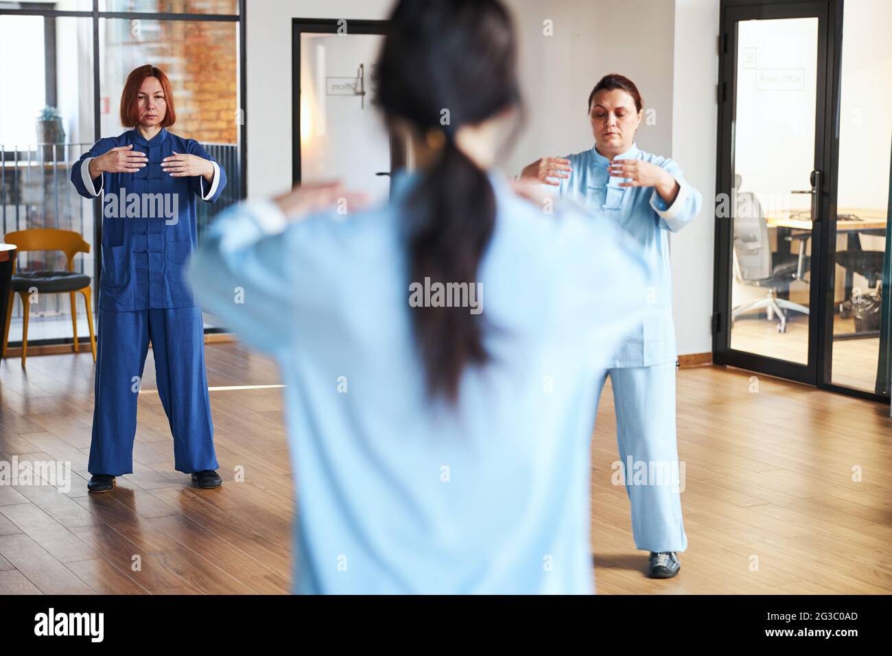 Sich während des Qigong-Übungspraktik auf jede Bewegung konzentrieren Stockfoto