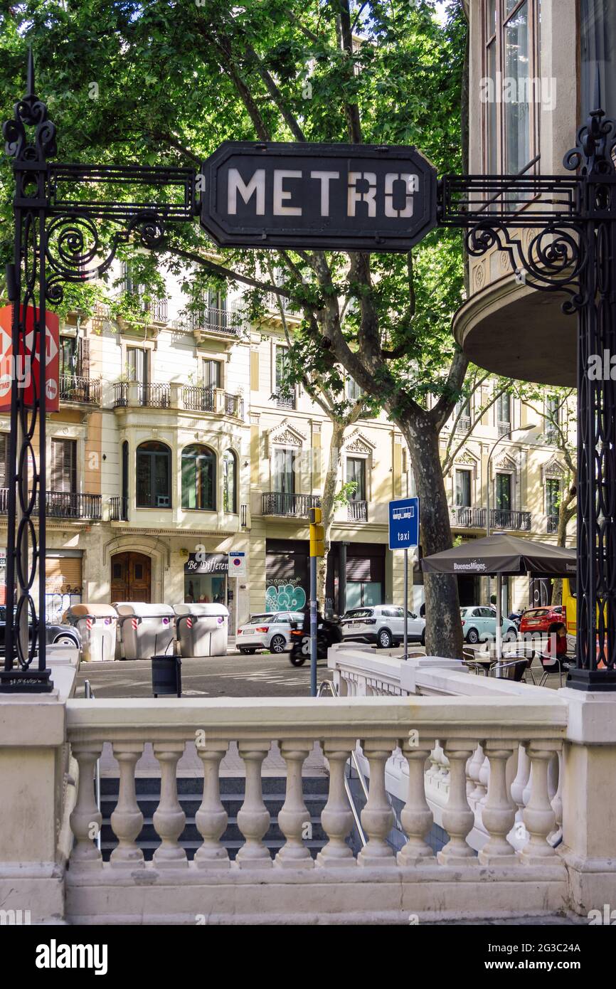 Barcelona, Spanien - 11. Mai 2021. Modernistisches Schild in der Metrostation Urquinaona Square, Barcelona, Spanien Stockfoto