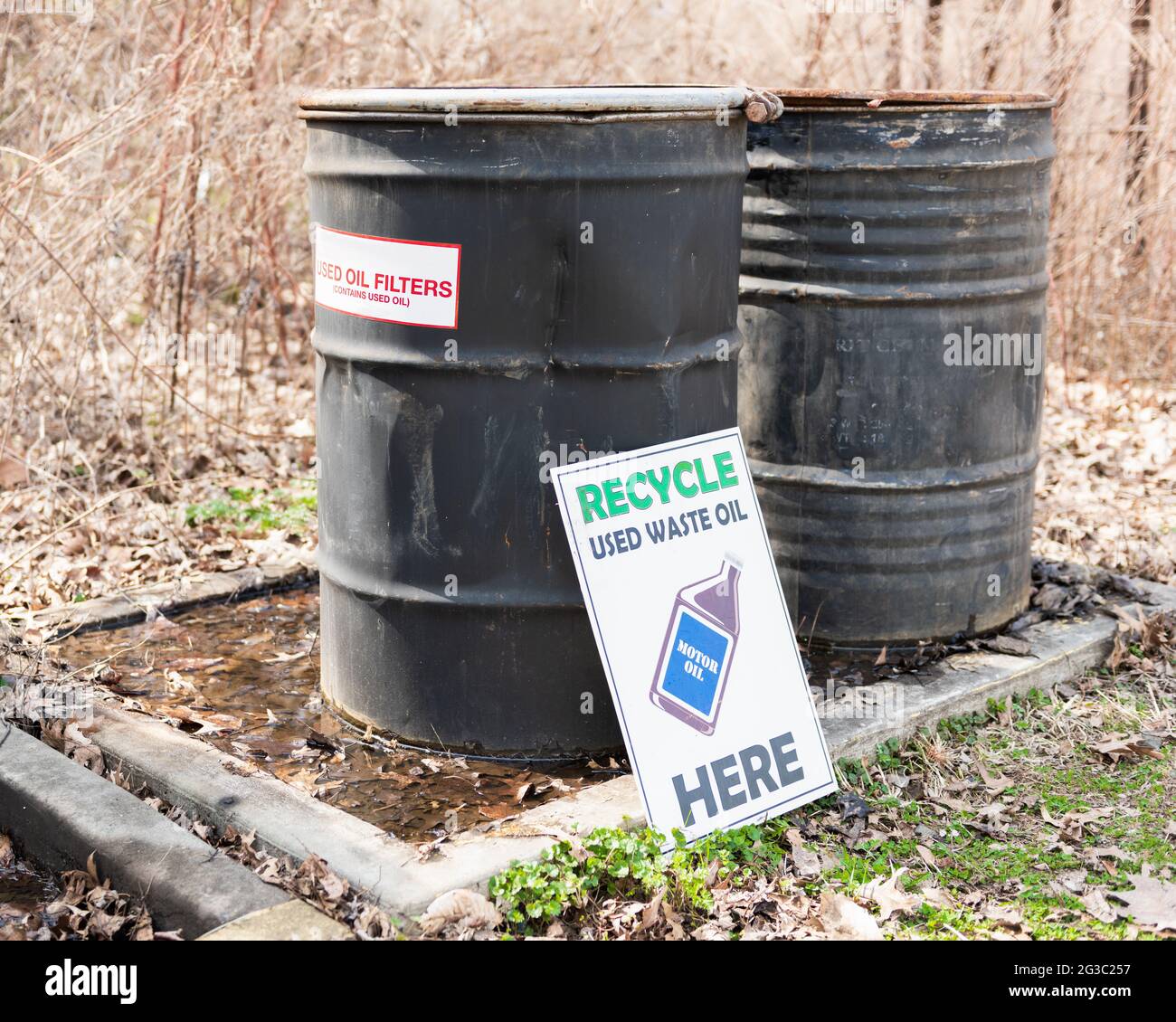 Recyclingzentrum für Altöl mit 2 Fässern Stockfoto