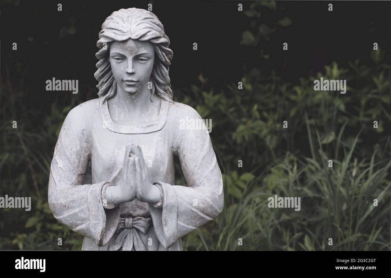 Garten Engel Statue und Laub. Stilisierter matter Look. Stockfoto