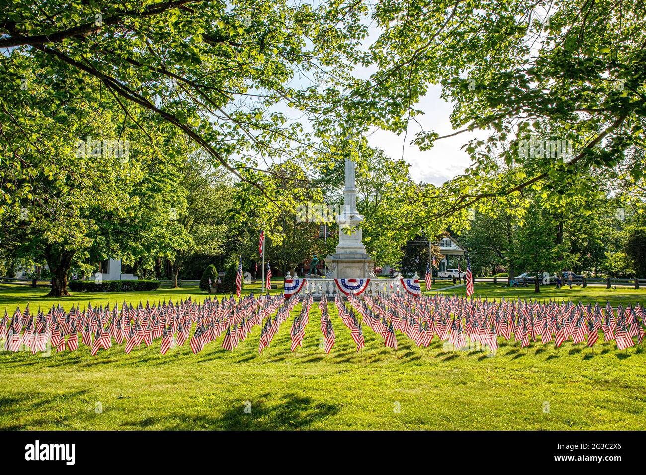 Ein Kriegsdenkmal auf dem Town Common in Barre, Massachusetts, das für den Memorial Day dekoriert wurde Stockfoto