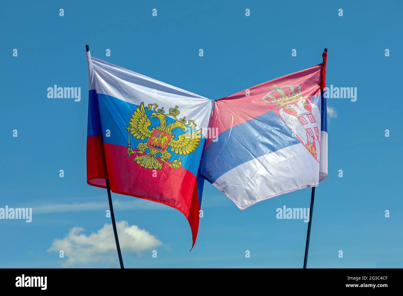 Russische und serbische Flaggen zusammen Symbol am blauen Himmel