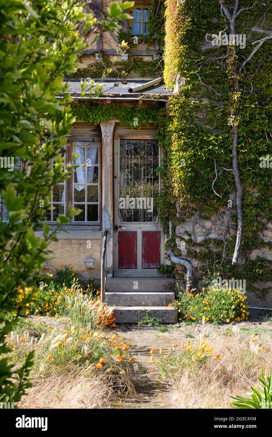 Nahaufnahme der Eingangstür eines alten Hauses Stockfoto