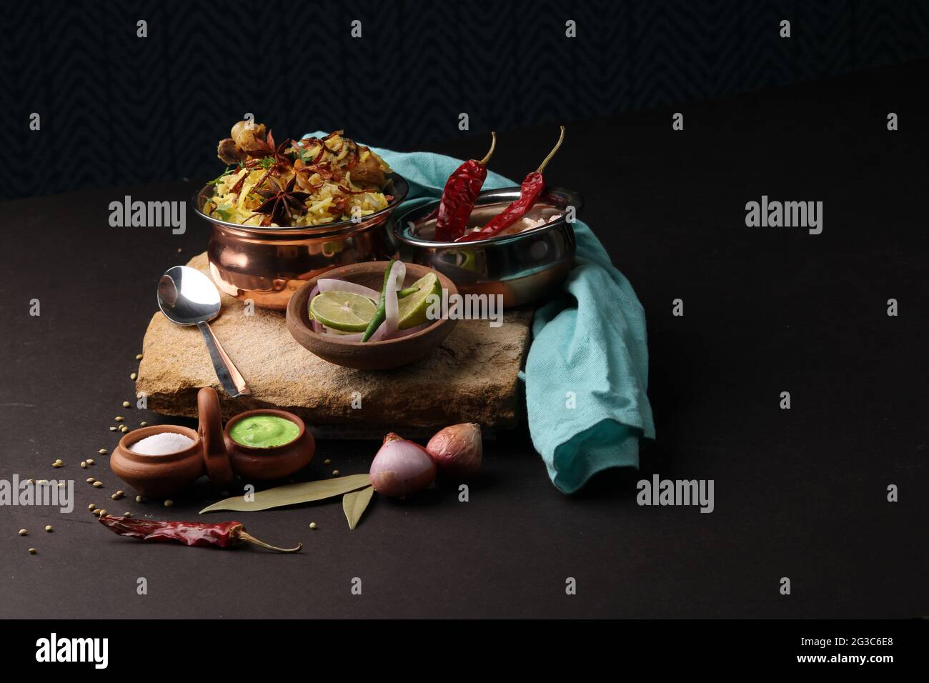 Würziges Hähnchen Dum biryani in traditionellem Handi- oder Tontopf. Serviert mit Zwiebelraita Stockfoto