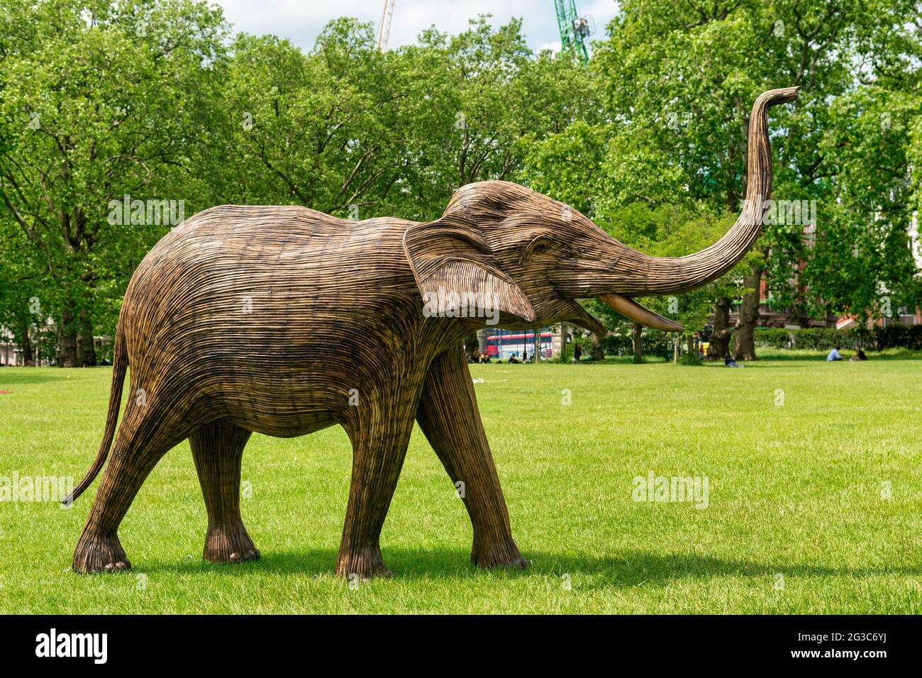 London, Großbritannien. Juni 2021. Eine der Koexistenz-Lantana-Elefanten im Green Park in London Koexistenz im Green Park und St James's Park ist eine Umweltkunstausstellung mit 100 lebensgroßen lantana-Elefanten, die Licht auf die zunehmende Übergriffe der Menschen auf wilde Orte werfen soll. Kredit: SOPA Images Limited/Alamy Live Nachrichten Stockfoto