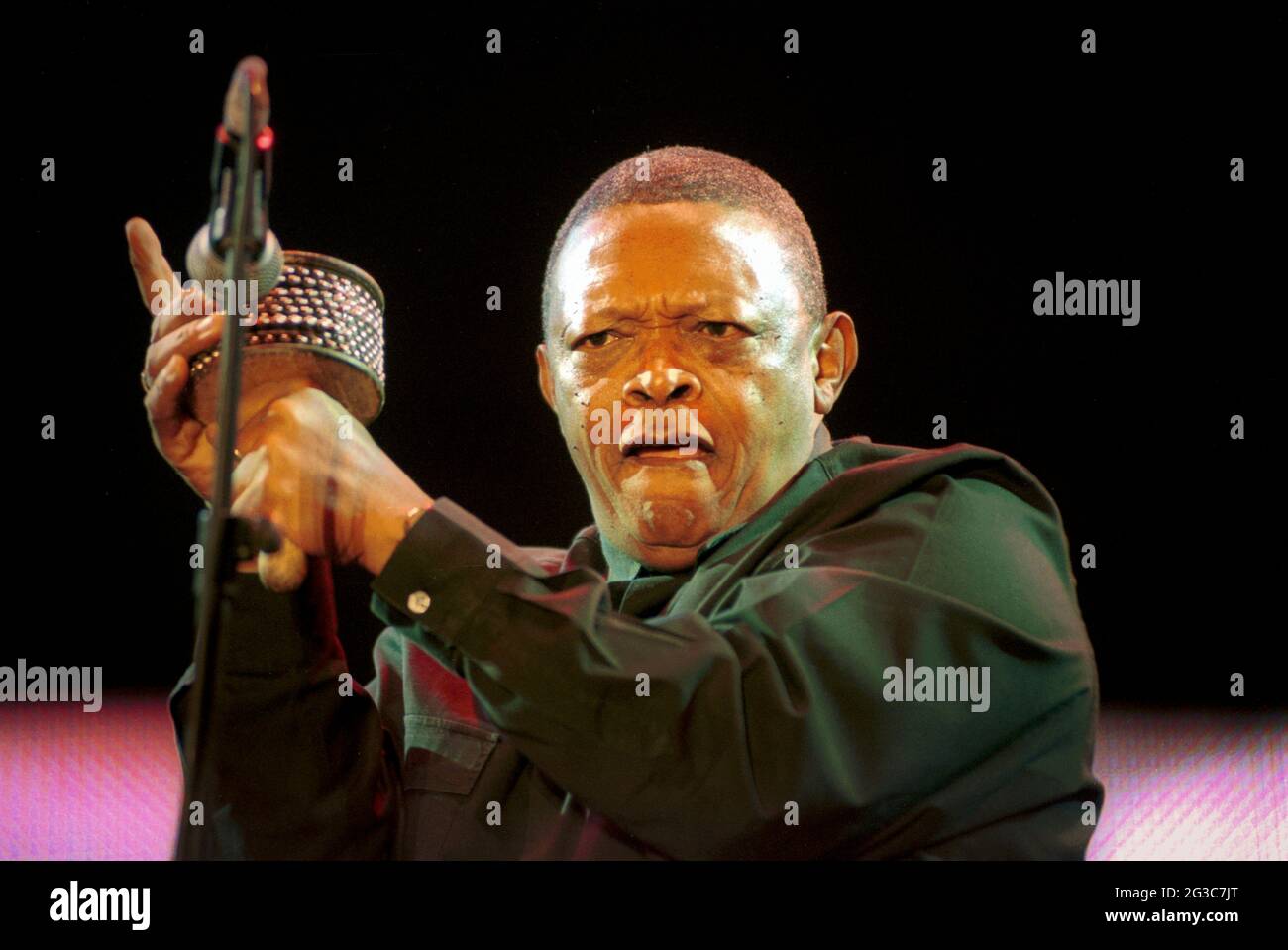 Hugh Masekela, berühmter südafrikanischer Jazzmusiker, tritt mit Shaker beim Celebrate South Africa-Konzert am Trafalgar Square, London, Großbritannien, auf. Stockfoto