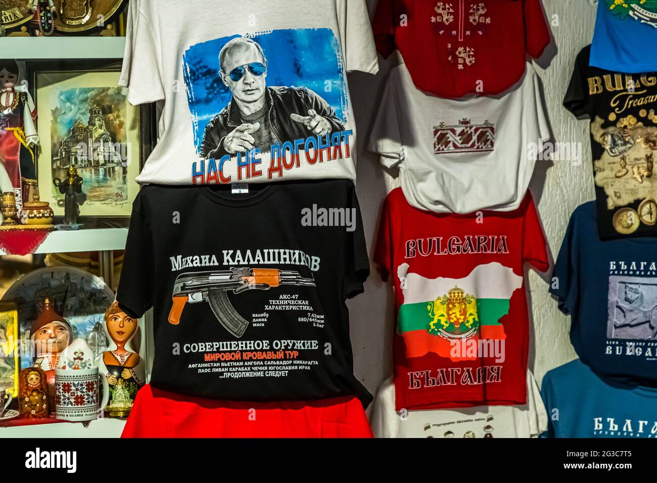 T-Shirts mit Wladimir Putin, der Sowjetunion und dem Kalaschnikow-Gewehr in Sofia, Bulgarien Stockfoto