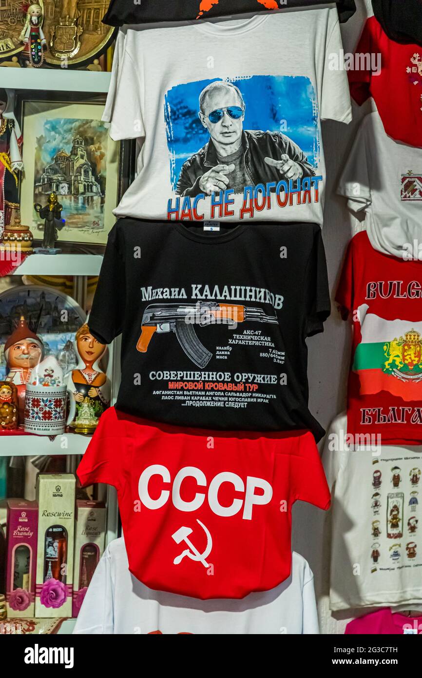 T-Shirts mit Wladimir Putin, der Sowjetunion und dem Kalaschnikow-Gewehr in Sofia, Bulgarien Stockfoto