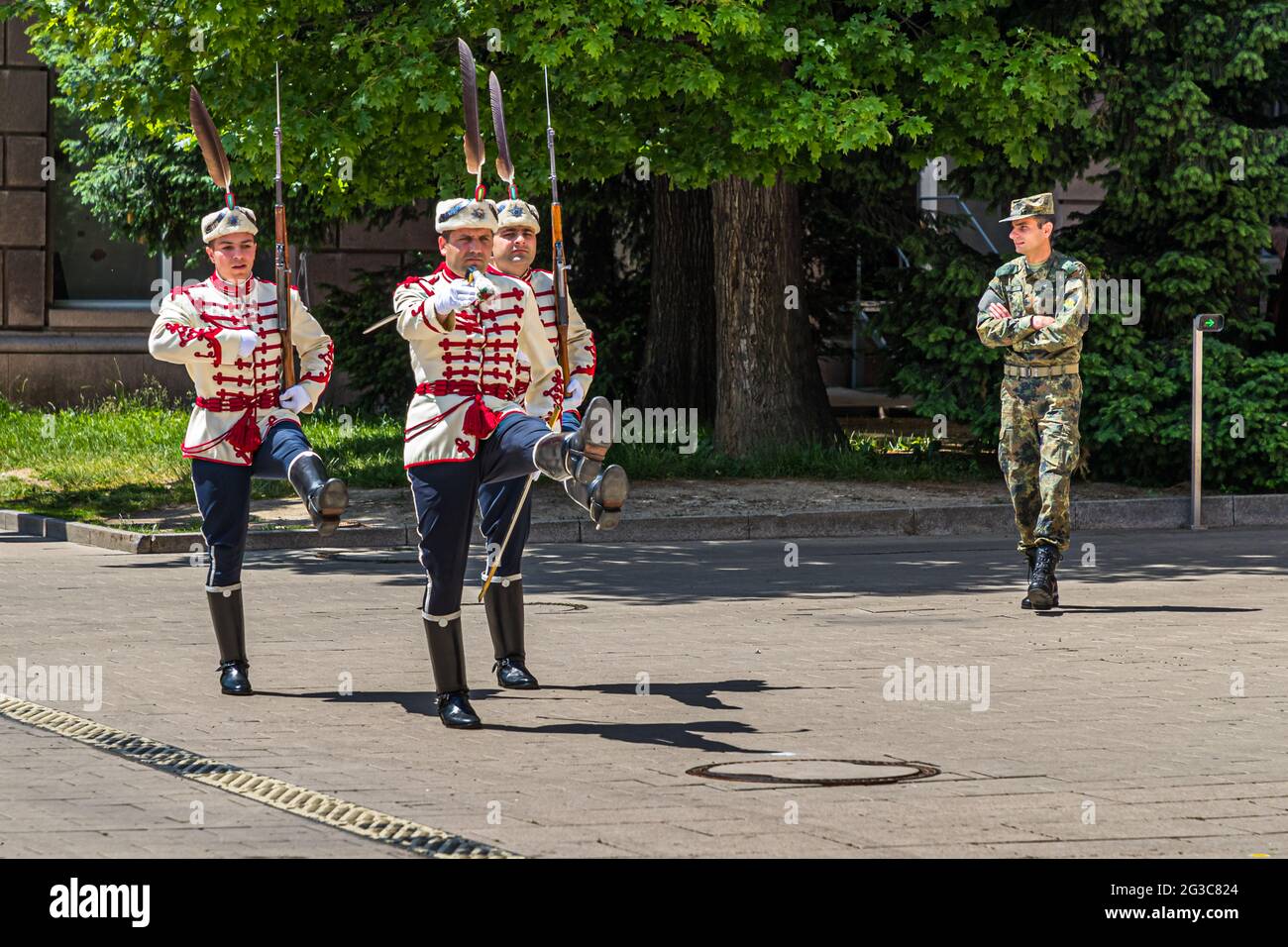 Uniformierte Wachen vor der offiziellen Residenz des bulgarischen Präsidenten in der Hauptstadt Sofia, Bulgarien Stockfoto