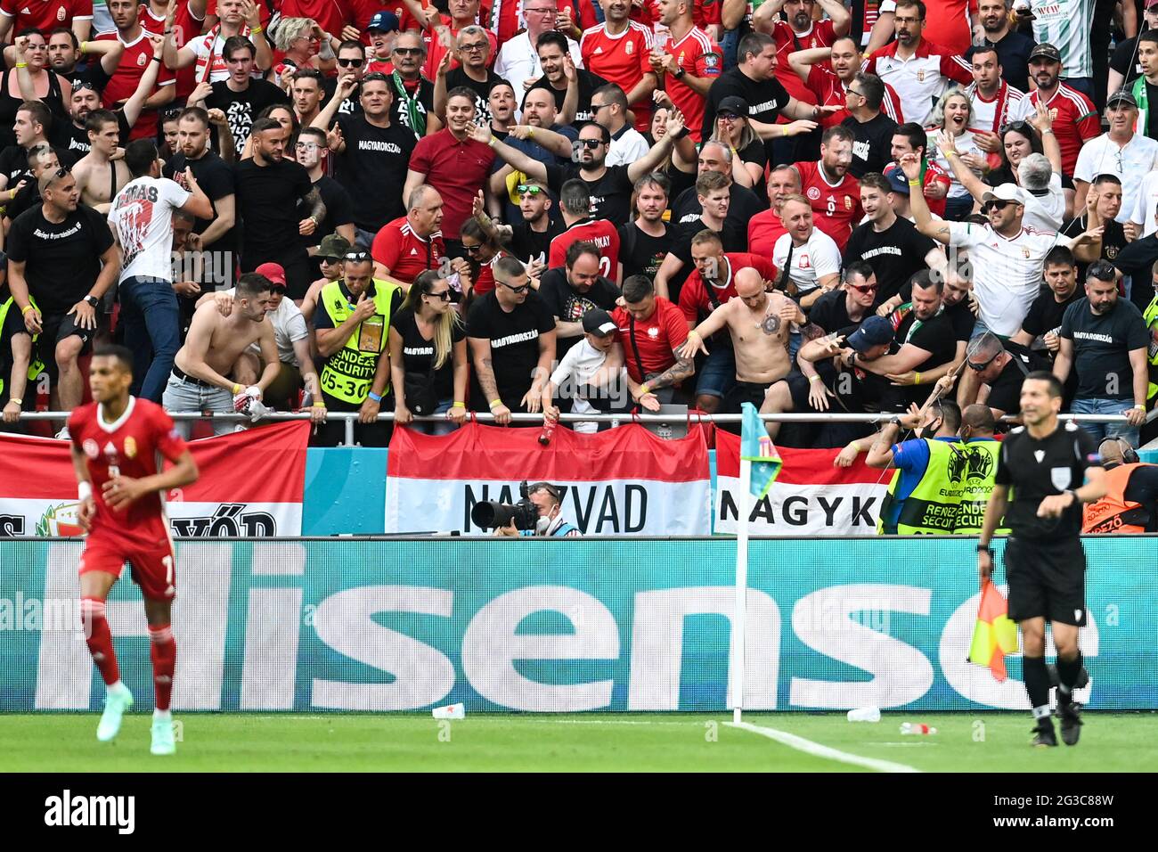 15. Juni 2021, Ungarn, Budapest: Fußball: Europameisterschaft, Ungarn - Portugal, Vorrunde, Gruppe F, Matchday 1 in der Puskás Arena. Ungarische Fans sind auf der Tribüne. Wichtig: Nur für redaktionelle Nachrichtenberichte. Ohne vorherige schriftliche Genehmigung der UEFA nicht für kommerzielle oder Marketingzwecke verwendet. Bilder müssen als Standbilder erscheinen und dürfen keine Matchaction-Videoaufnahmen emulieren. Fotos, die in Online-Publikationen veröffentlicht werden (ob über das Internet oder anderweitig), müssen zwischen der Veröffentlichung mindestens 20 Sekunden lang liegen. Foto: Robert Michael/dpa-Zentralbild/dpa Stockfoto