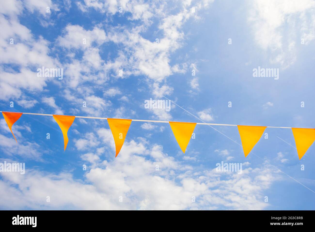 Flaggen in der niederländischen Nationalfarbe Orange in den klaren blauen Himmel mit Sonnenlicht für die Feier des Kings Day oder EUFA Euro, WM-Unterstützung national Stockfoto